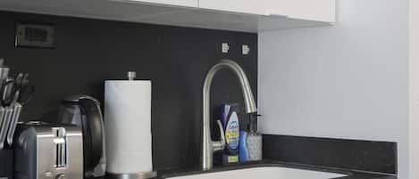 Wasserkocher mit Kaffee-/Teezubehör, Kühlschrank, Mikrowelle, Ofen