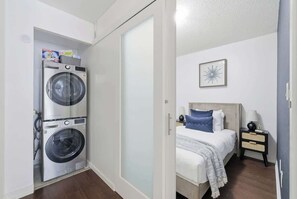 Interior - Sleek 2BR Waterfront Condo Perfect City Getaway | Parking Available (Toronto)