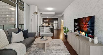 Designer Bay Street Condo Sleep 6