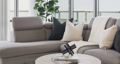 Designer Bay Street Condo Sleep 6
