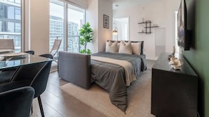 Room - Chic Downtown 3BR Retreat Private Patio (Toronto)