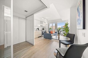 Eine moderne Wohnung mit Küche, Essbereich und Wohnzimmer.