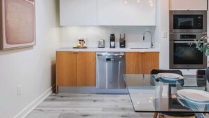 Een moderne keuken met een vaatwasser, een koffiezetapparaat en een magnetron.