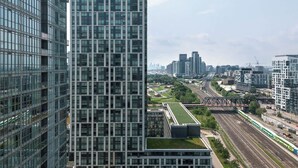 Exterior - City Lights & Balcony Views | 2BR Downtown Gem! (Toronto)