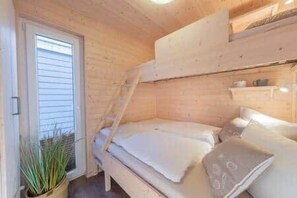 A bunk bed room with a wooden ceiling and a window. - Hausboot The Goose - Fehmarn, Burgstaaken (Fehmarn)