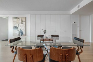 Dining - Free Parking! Grand 3BR/2BA Suite | Sleeps 8 | Parking Available (Toronto)