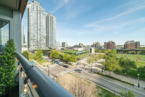 Property grounds - Free Parking! Grand 3BR/2BA Suite | Sleeps 8 | Parking Available (Toronto)