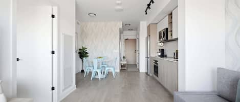 Un apartamento moderno con comedor, cocina y sala de estar.