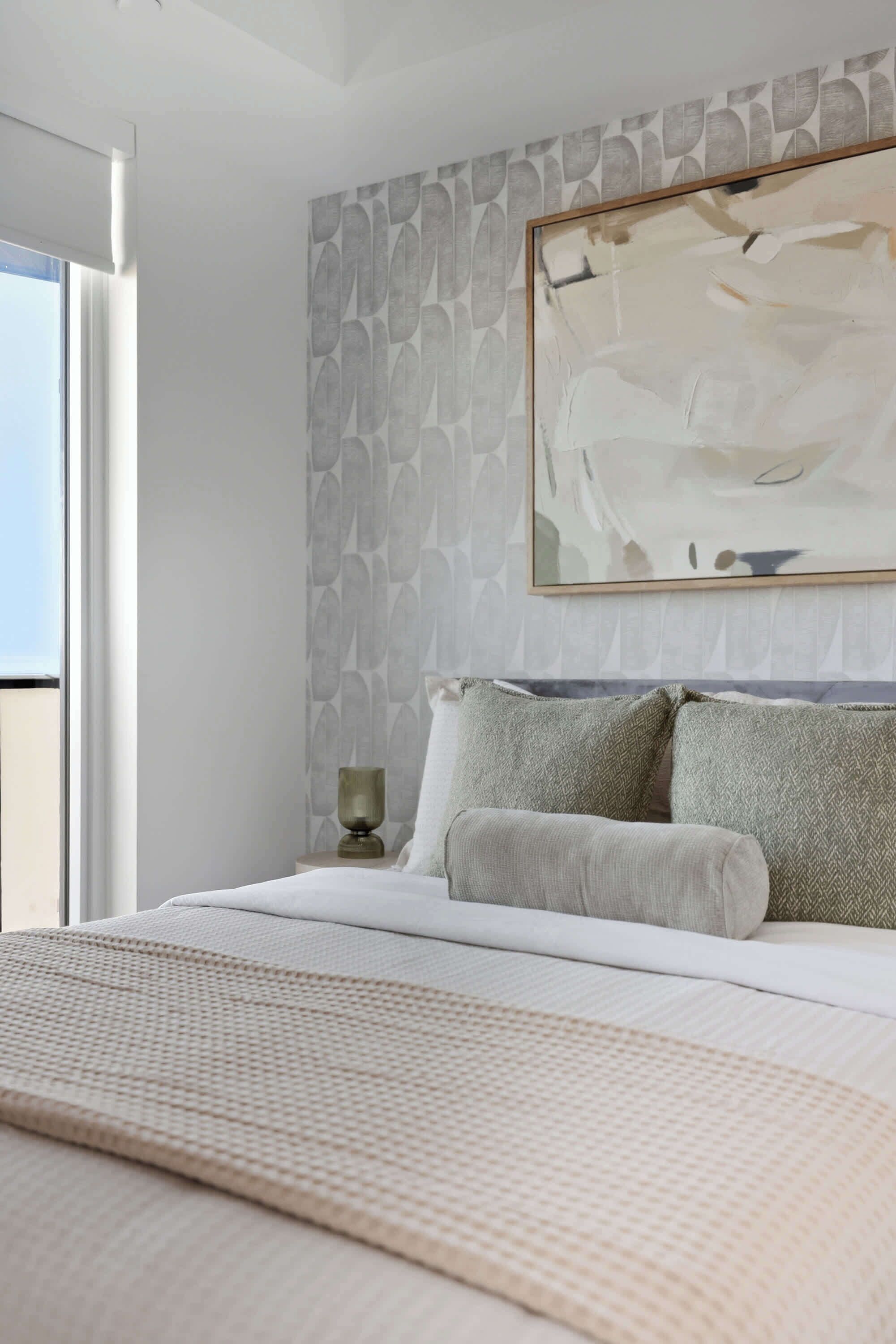 Tabla de planchar con plancha, wifi y ropa de cama 