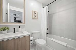 Unclassified image, 4 of 33, button - Bright Condo Retreat, Skyline Views & Balcony! (Toronto)