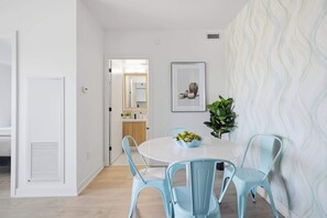 Unclassified image, 3 of 33, button - Bright Condo Retreat, Skyline Views & Balcony! (Toronto)