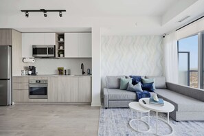 Unclassified image, 5 of 33, button - Bright Condo Retreat, Skyline Views & Balcony! (Toronto)