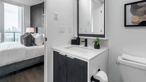 Douche, séchoir à cheveux, shampooing