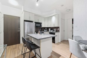 Private kitchen - Stylish 1BR Condo with Private Balcony and Views (Toronto)