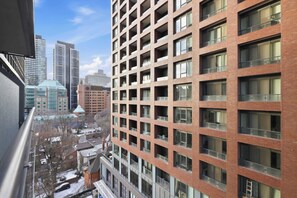 Property grounds - Stylish 1BR Condo with Private Balcony and Views (Toronto)