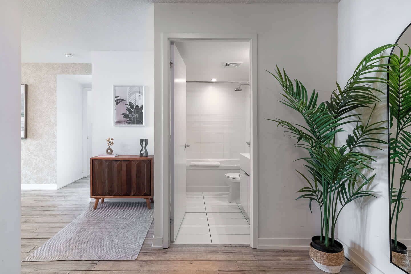 Ein modernes Badezimmer mit Dusche, Toilette und Waschbecken.
