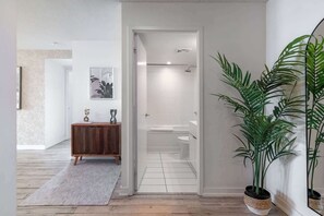 Un bagno moderno dotato di doccia, wc e lavandino.