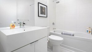 Shower, hair dryer, shampoo - Downtown Escape Stylish Condo with City Views (Toronto)