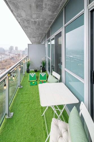 Waterfront Luxury  King Bed  Patio Games