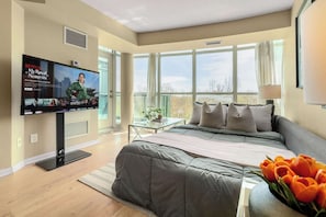 Iron/ironing board, WiFi, bed sheets - DT Toronto Waterfront Stay | Scenic View | Parking (Toronto)