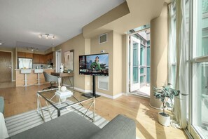 TV, offices - DT Toronto Waterfront Stay | Scenic View | Parking (Toronto)