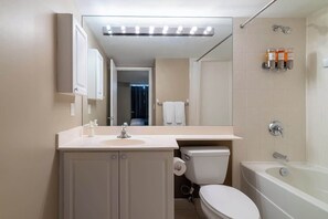 Shower, hair dryer, shampoo - DT Toronto Waterfront Stay | Scenic View | Parking (Toronto)