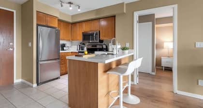Waterfront District 2-Bed Unit | Near Rogers Centre