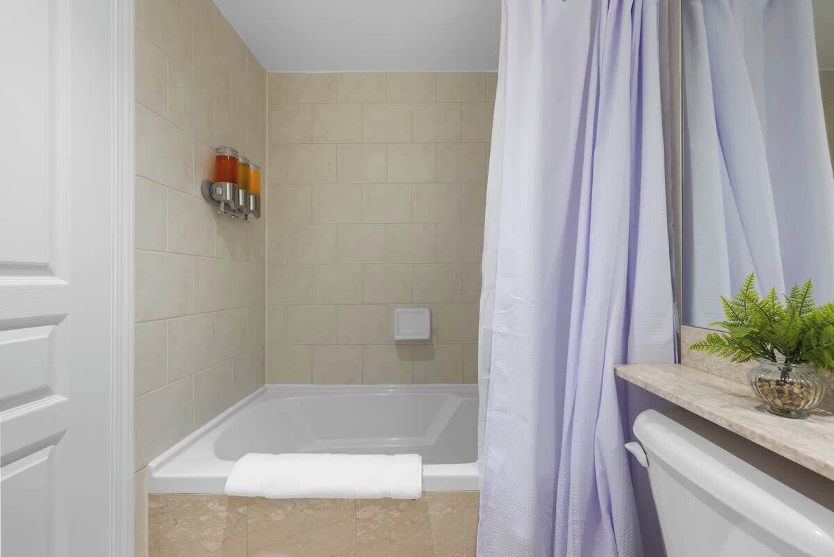 Een douche, een haardroger, shampoo