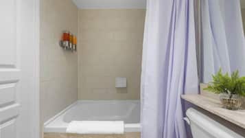 Een douche, een haardroger, shampoo