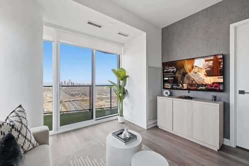 Sleek 2BR Toronto Condo Patio & Free Parking