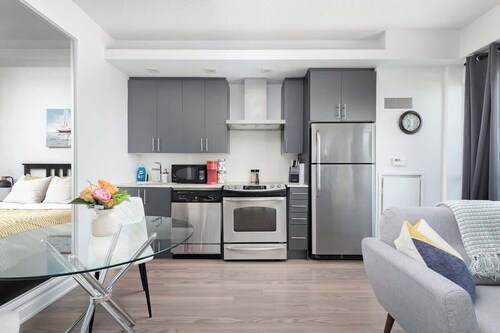 Trendy 1BR Condo Steps to Toronto Waterfront!