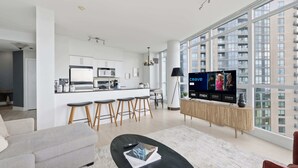 Un appartement moderne comprenant une cuisine, un coin repas et un salon.