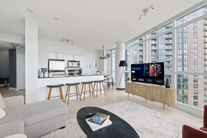 Eine moderne Wohnung mit Küche, Essbereich und Wohnzimmer.