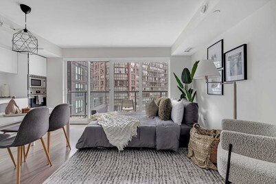 Financial District 2BR Condo, 55" TV, Free Parking