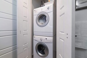 Eine nebeneinander gestellte Waschmaschine und ein Trockner in einem Hauswirtschaftsraum.