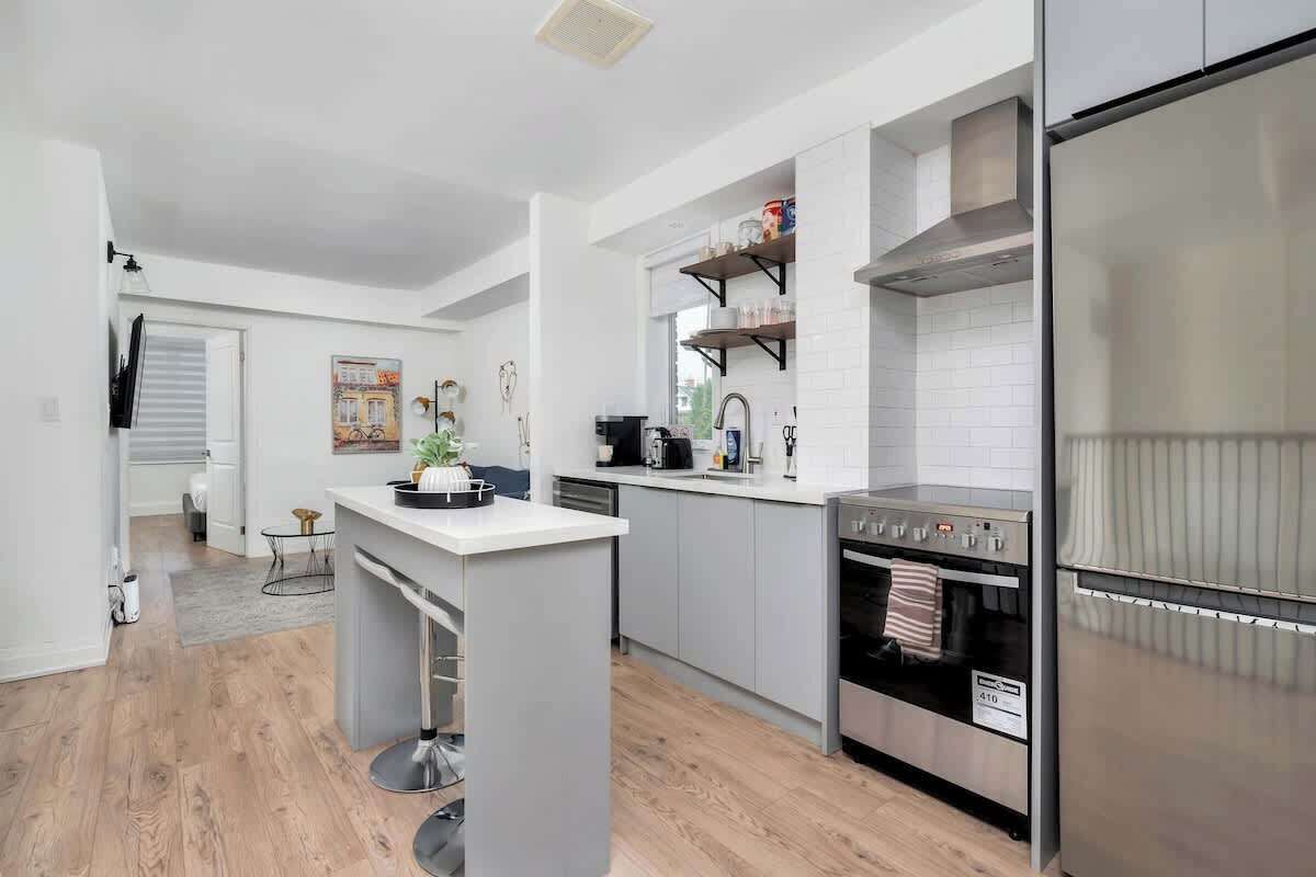 Coffee/tea maker, fridge, microwave, oven