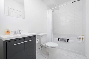 Shower, hair dryer, shampoo - Trendy Ossington Stay | Walk to Dining & Nightlife (Toronto)