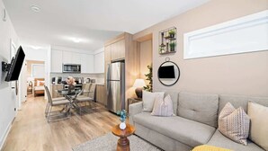 Un apartamento moderno con comedor, cocina y sala de estar.