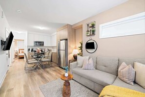 A modern apartment with a dining area, kitchen, and living room. - Spacious Bloordale Condo | Quick Transit Access (Toronto)