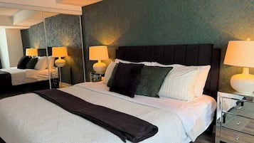 Een strijkplank/strijkijzer, wifi, beddengoed