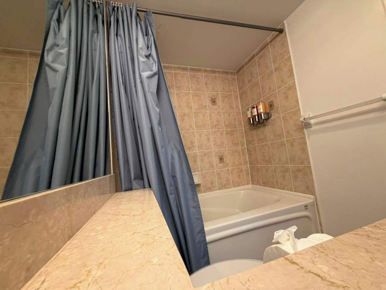 Een douche, een haardroger, shampoo