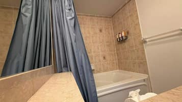 Een douche, een haardroger, shampoo