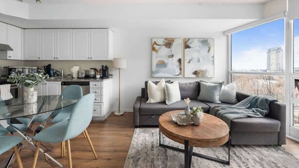 Living area - Downtown Condo Walk to CN Tower & Entertainment (Toronto)
