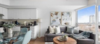 Downtown Condo Walk to CN Tower & Entertainment
