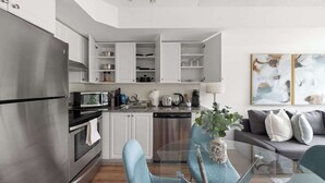 Private kitchen - Downtown Condo Walk to CN Tower & Entertainment (Toronto)