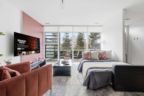 Luxurious 4BR Oasis Walk to CN Tower Entertainment