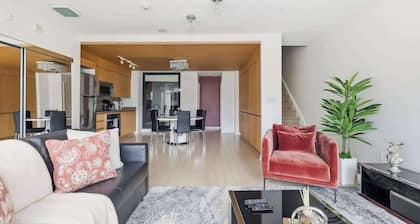 Luxurious 4BR Oasis Walk to CN Tower Entertainment