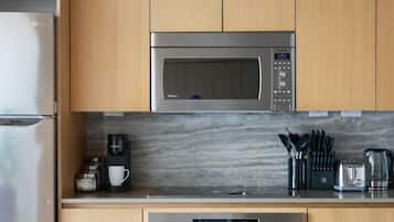 Coffee/tea maker, fridge, microwave, oven