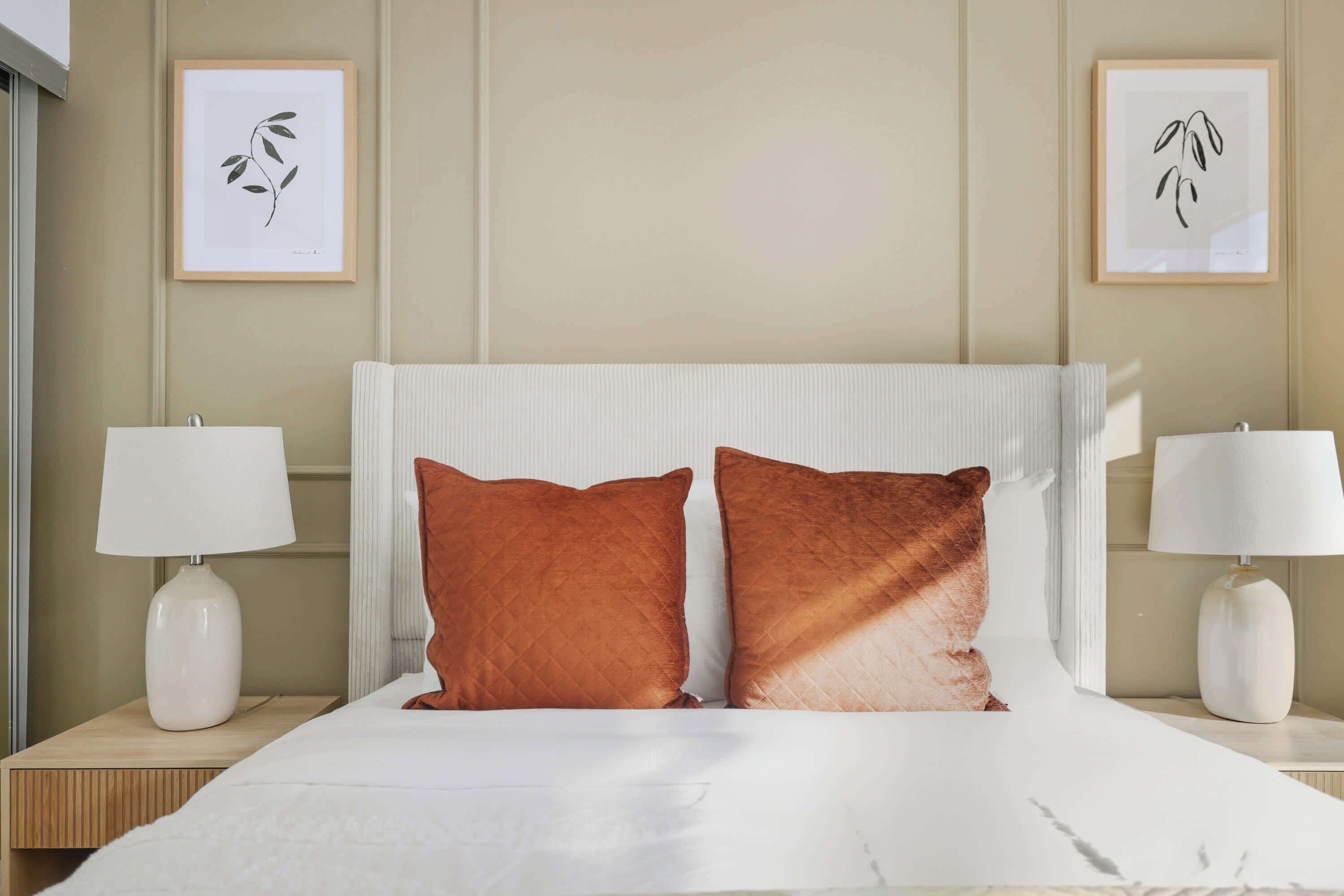 Tabla de planchar con plancha, wifi y ropa de cama 