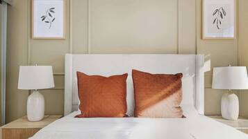 Tabla de planchar con plancha, wifi y ropa de cama